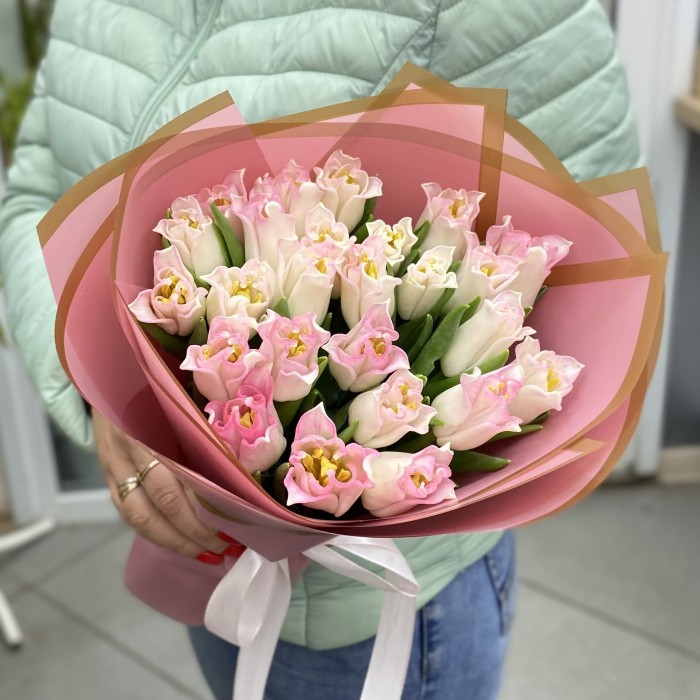 25 бело-розовых тюльпанов Краун