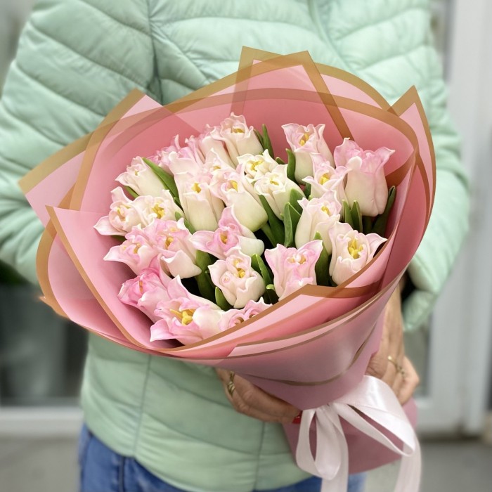 25 бело-розовых тюльпанов Краун