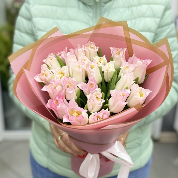 25 бело-розовых тюльпанов Краун