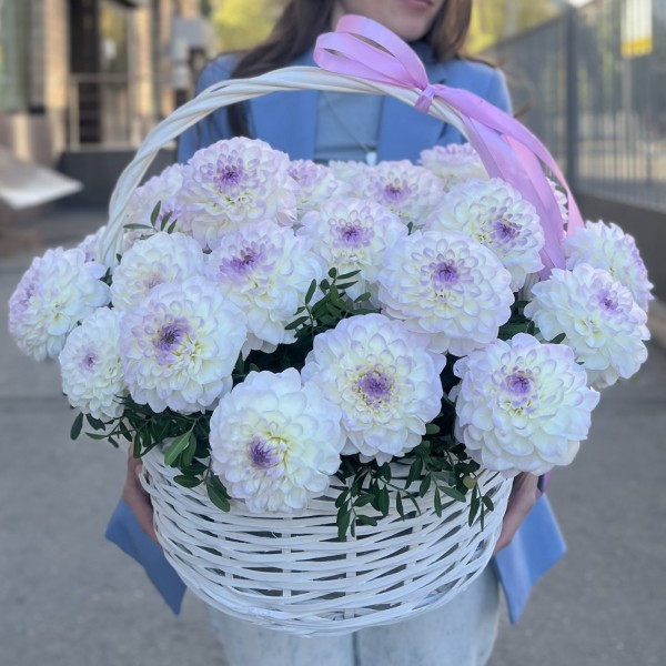 25 бело-сиреневых георгин в корзине