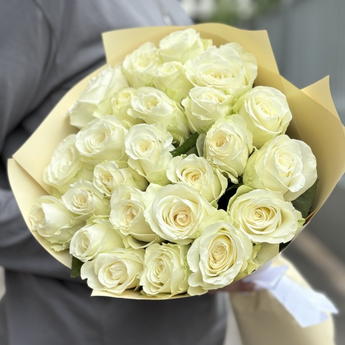 25 белых роз 50 см