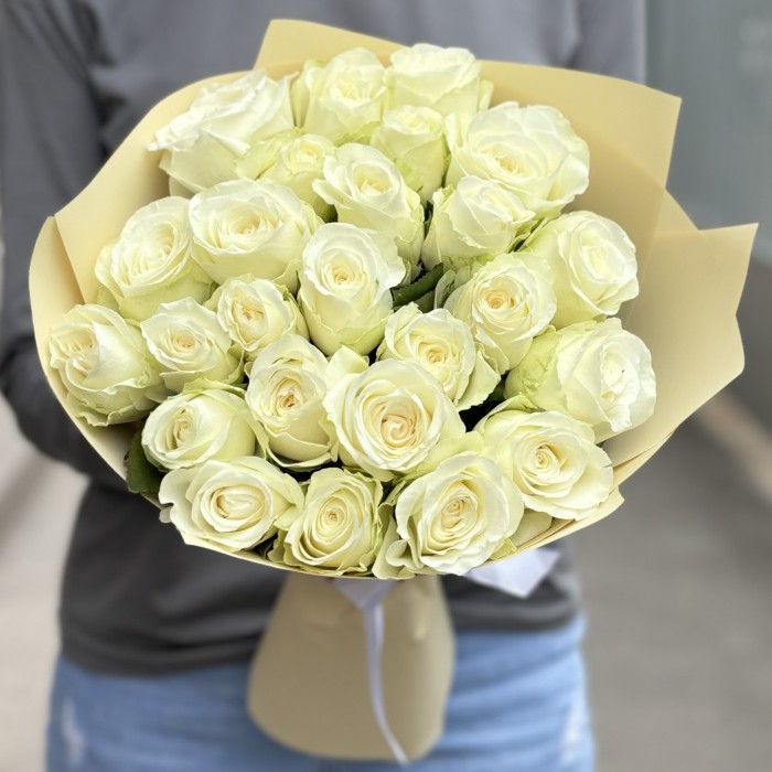 25 белых роз 50 см