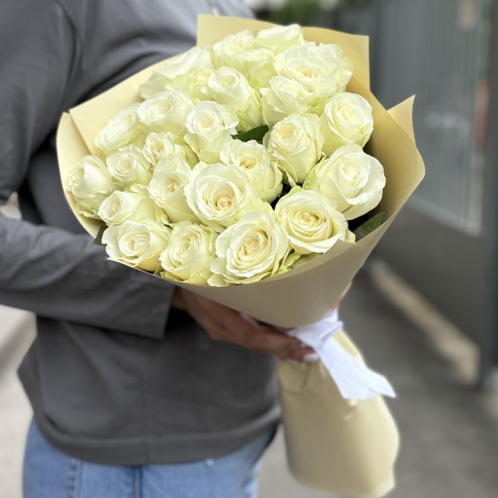 25 белых роз 50 см