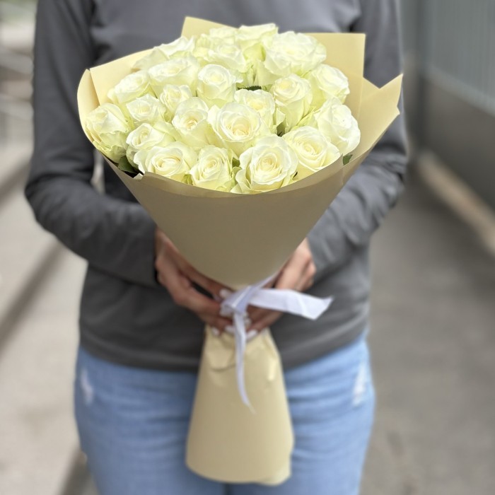 25 белых роз 50 см