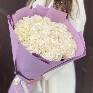 25  длинных белых роз Коттон Экспрешн