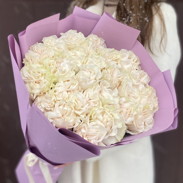 25  длинных белых роз Коттон Экспрешн