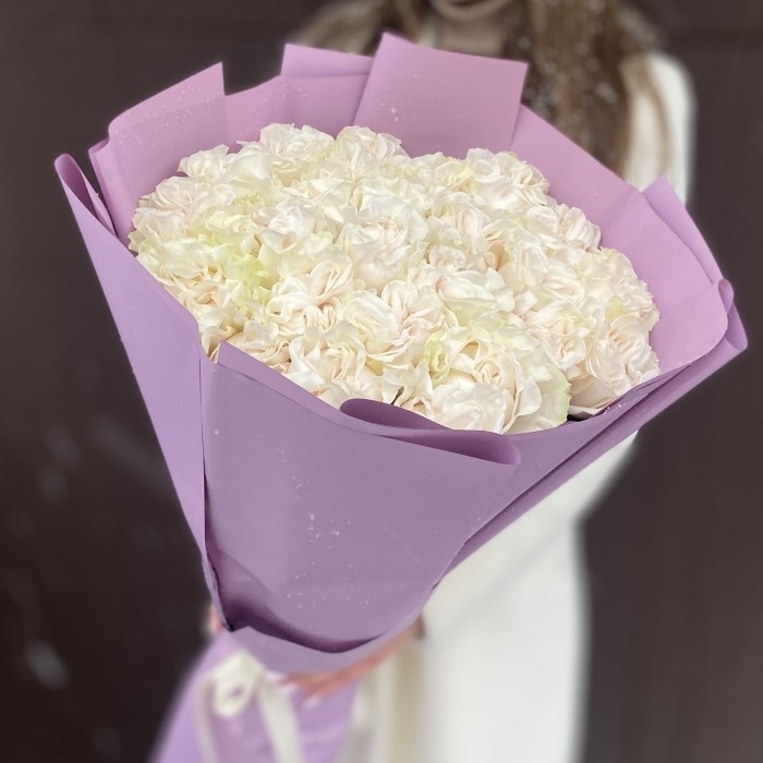 25  длинных белых роз Коттон Экспрешн