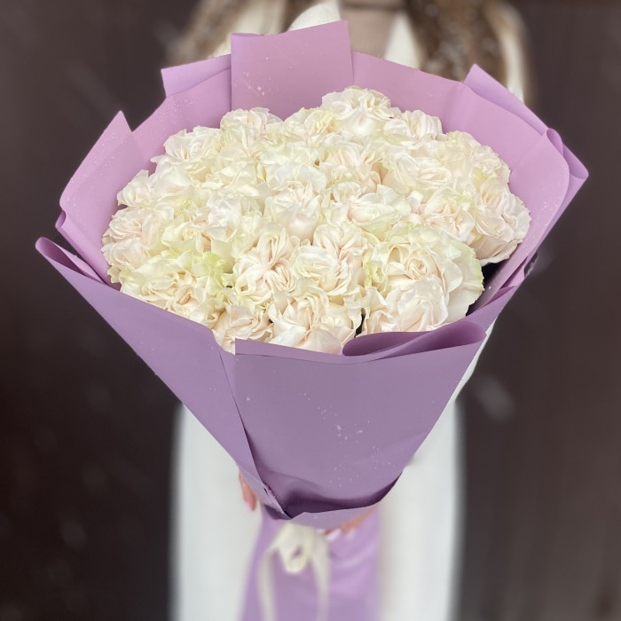 25  длинных белых роз Коттон Экспрешн