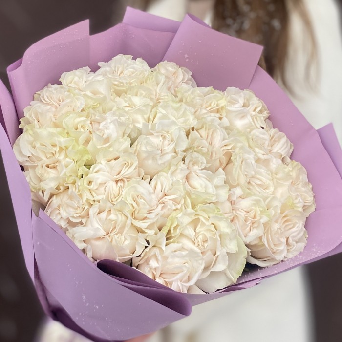 25  длинных белых роз Коттон Экспрешн