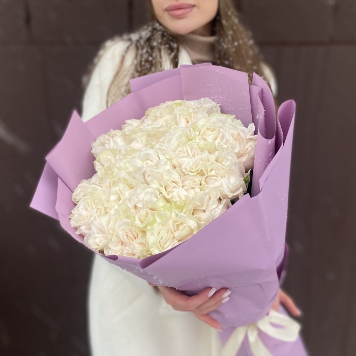 25  длинных белых роз Коттон Экспрешн