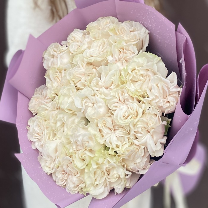 25  длинных белых роз Коттон Экспрешн