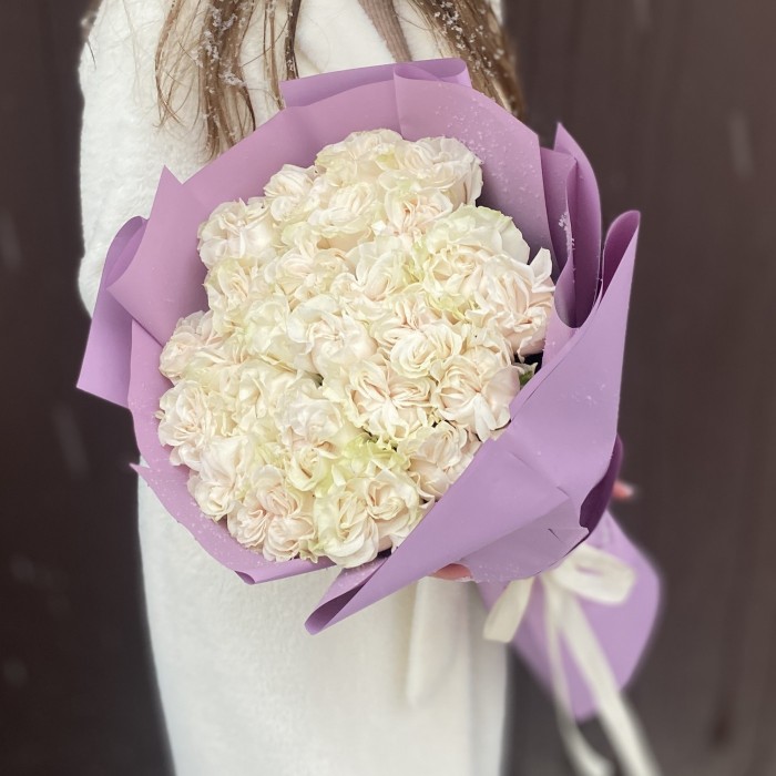 25  длинных белых роз Коттон Экспрешн