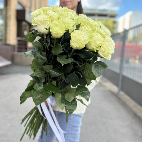 25 белых роз Мондиаль 80 см