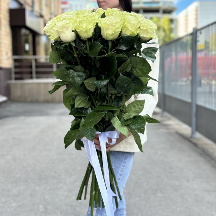 25 белых роз Мондиаль 80 см