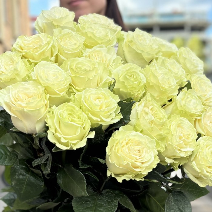 25 белых роз Мондиаль 80 см