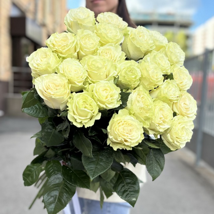 25 белых роз Мондиаль 80 см
