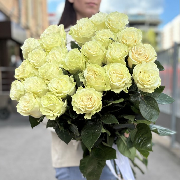 25 белых роз Мондиаль 80 см