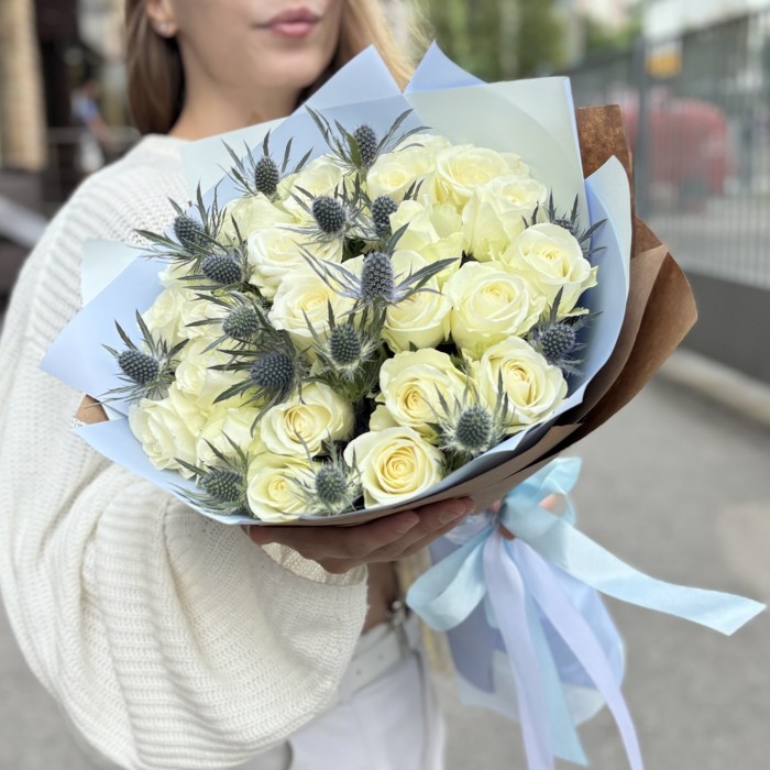 25 белых роз с эрингиумом