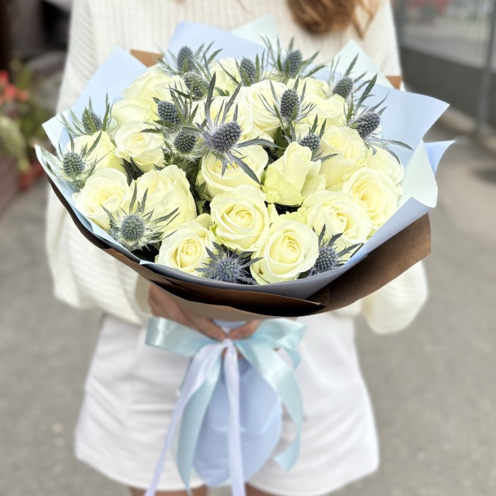 25 белых роз с эрингиумом