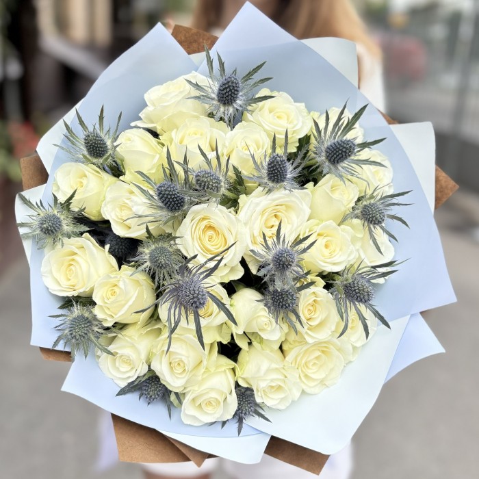 25 белых роз с эрингиумом