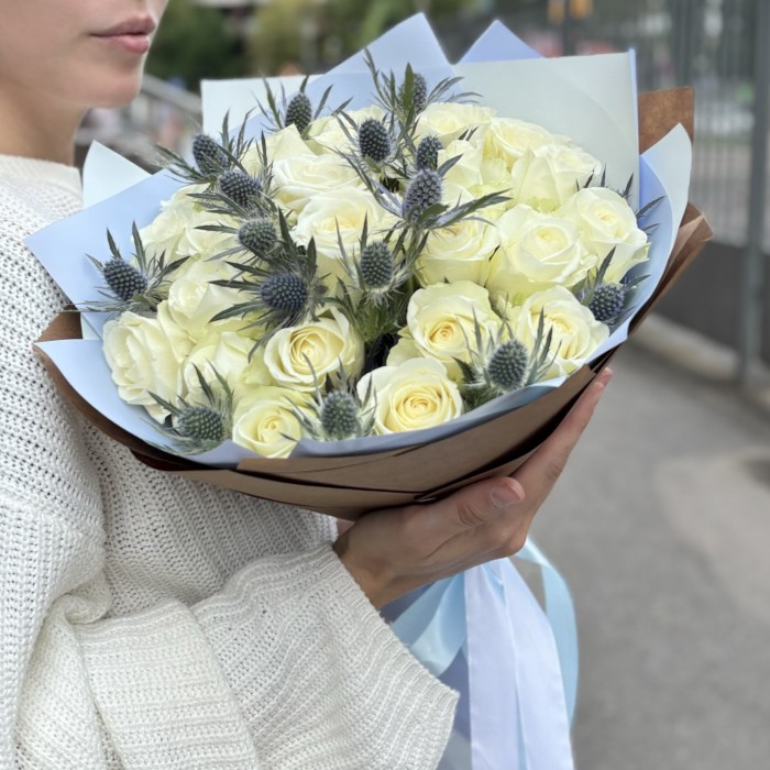 25 белых роз с эрингиумом