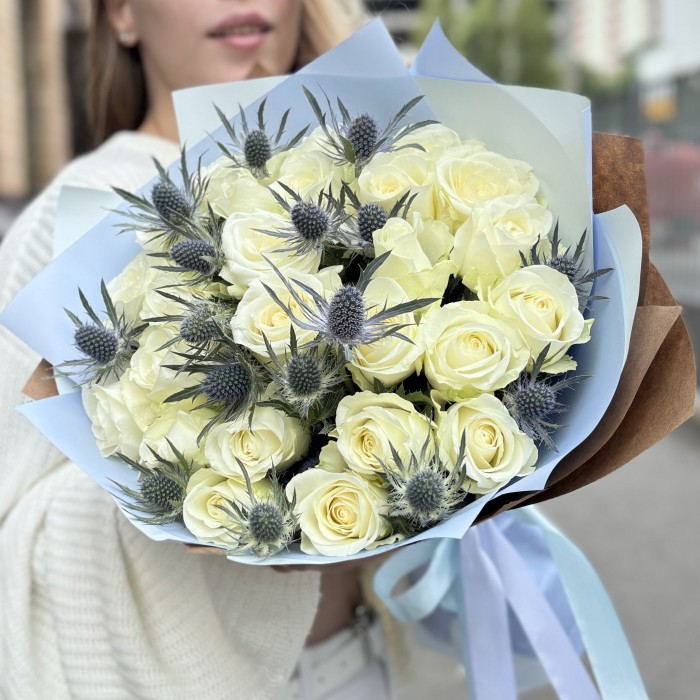 25 белых роз с эрингиумом
