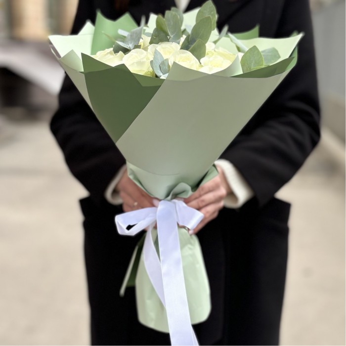 25 белых роз с эвкалиптом