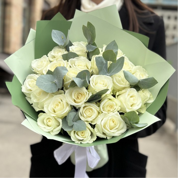 25 белых роз с эвкалиптом
