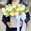 25 белых роз с эвкалиптом в коробке