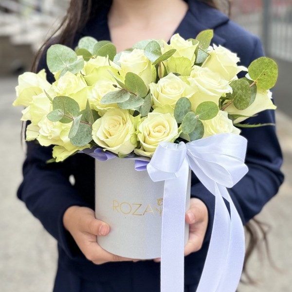 25 белых роз с эвкалиптом в коробке