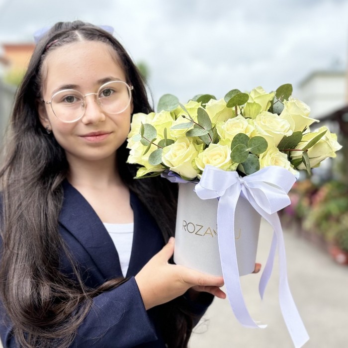 25 белых роз с эвкалиптом в коробке