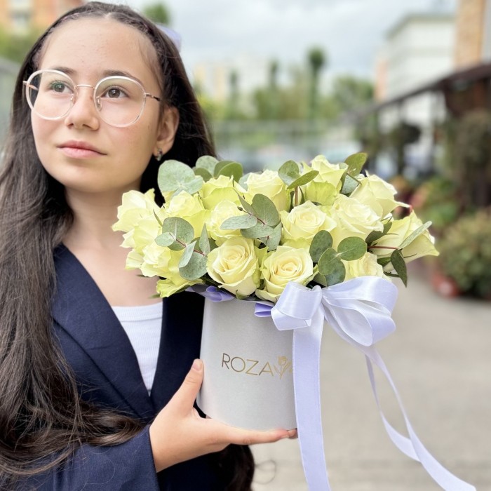 25 белых роз с эвкалиптом в коробке