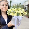 25 белых роз с эвкалиптом в коробке