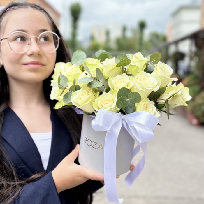 25 белых роз с эвкалиптом в коробке