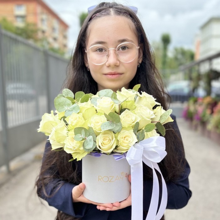 25 белых роз с эвкалиптом в коробке