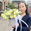 25 белых роз с эвкалиптом в коробке
