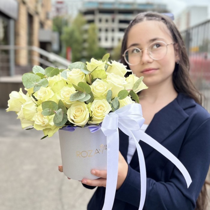 25 белых роз с эвкалиптом в коробке