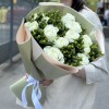 11 белых роз с гиперикумом