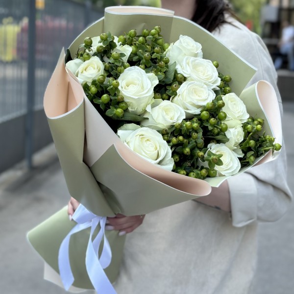 11 белых роз с гиперикумом