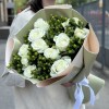 11 белых роз с гиперикумом