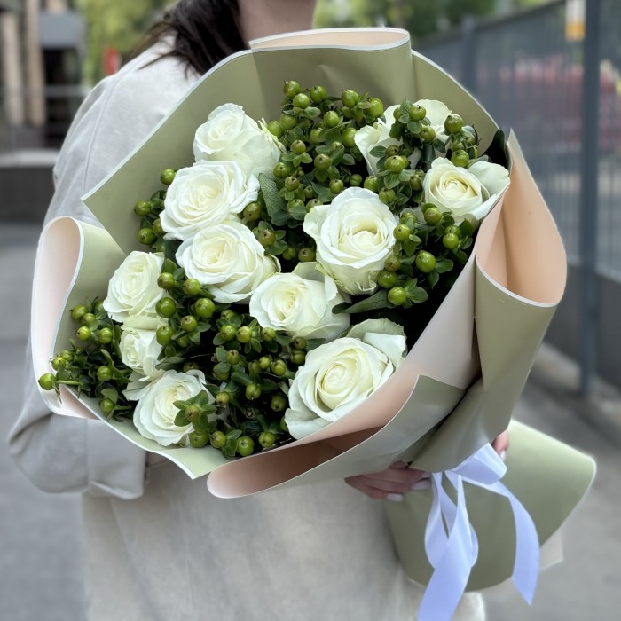 11 белых роз с гиперикумом