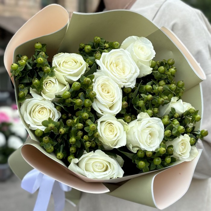 11 белых роз с гиперикумом