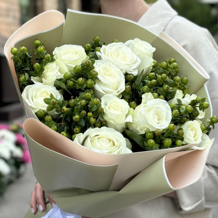 11 белых роз с гиперикумом