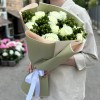 11 белых роз с гиперикумом
