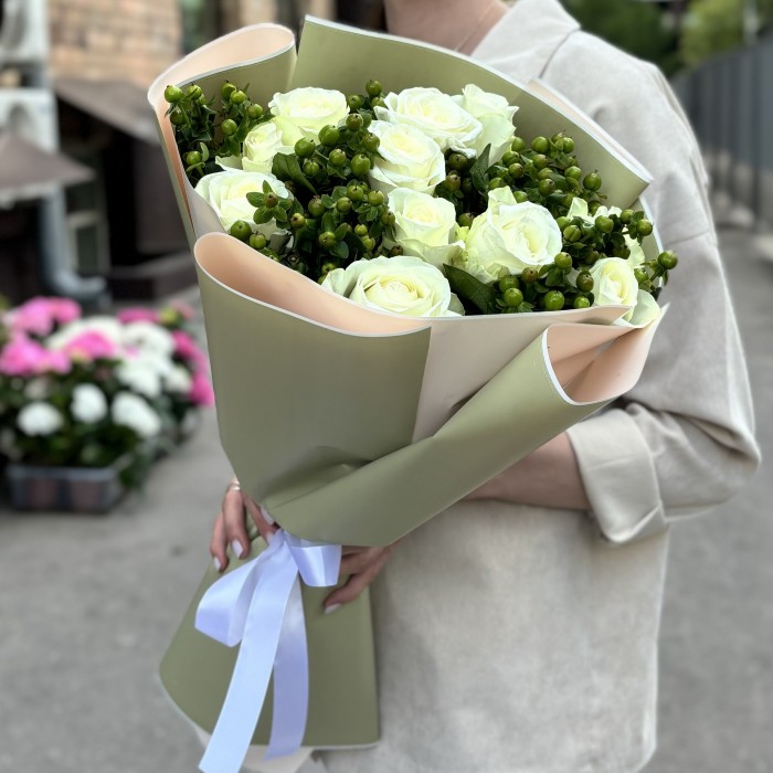 11 белых роз с гиперикумом