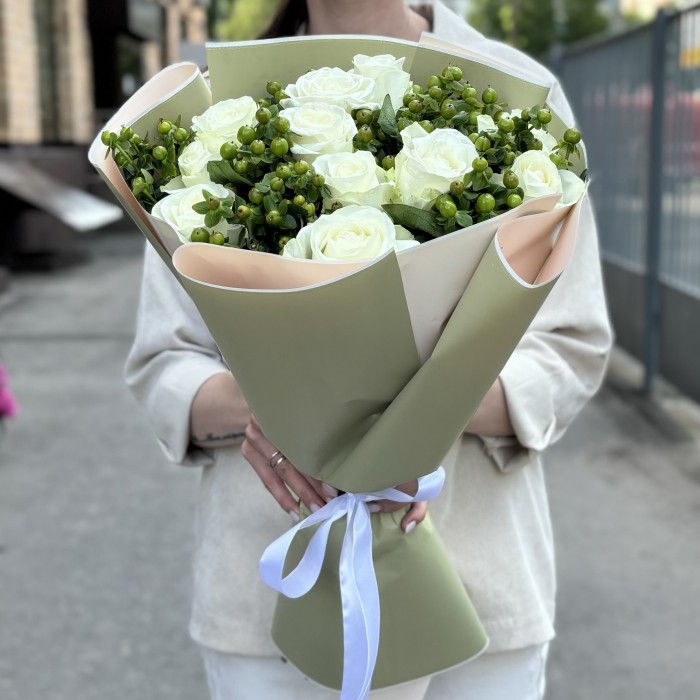 11 белых роз с гиперикумом