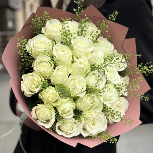 25 белых роз с гринбелом