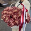 25 бордовых хризантем в корзине