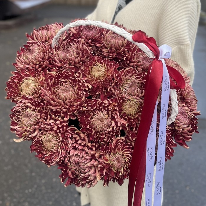 25 бордовых хризантем в корзине