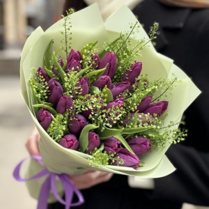 25 фиолетовых тюльпанов с гринбелом